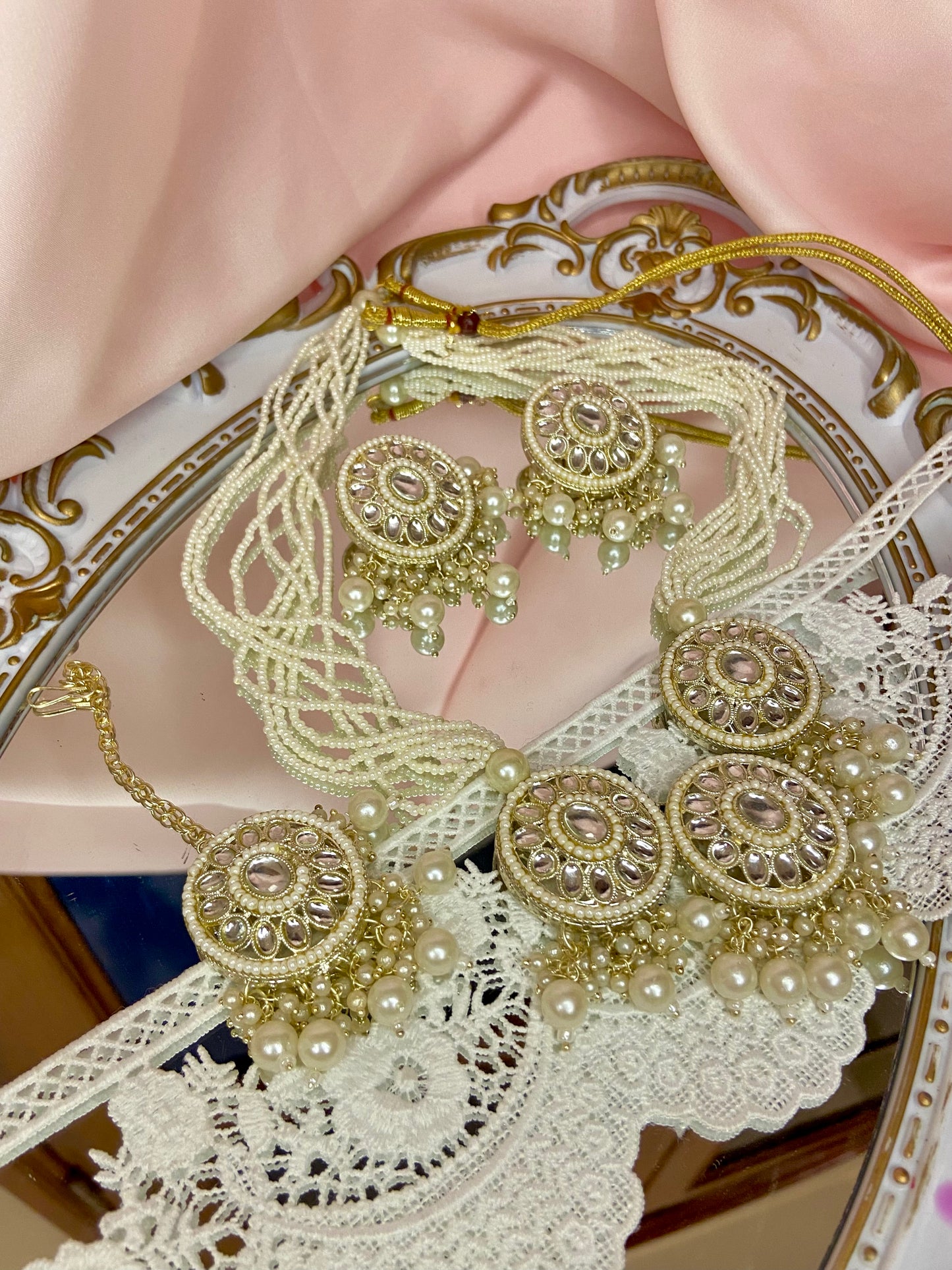 Shreya Kundan Set (Round)