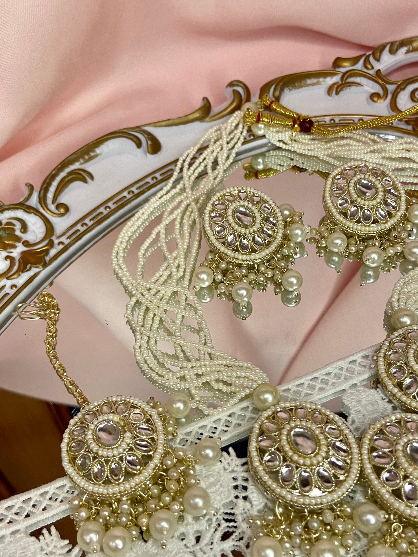 Shreya Kundan Set (Round)